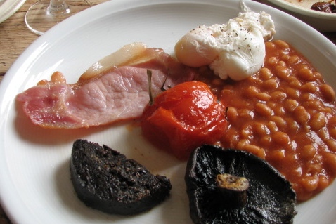English breakfast-beans, black pudding (a biscuit made with pig's blood) poached eggs, bacon rashers ( looks like ham), tomatoes and mushrooms. Always